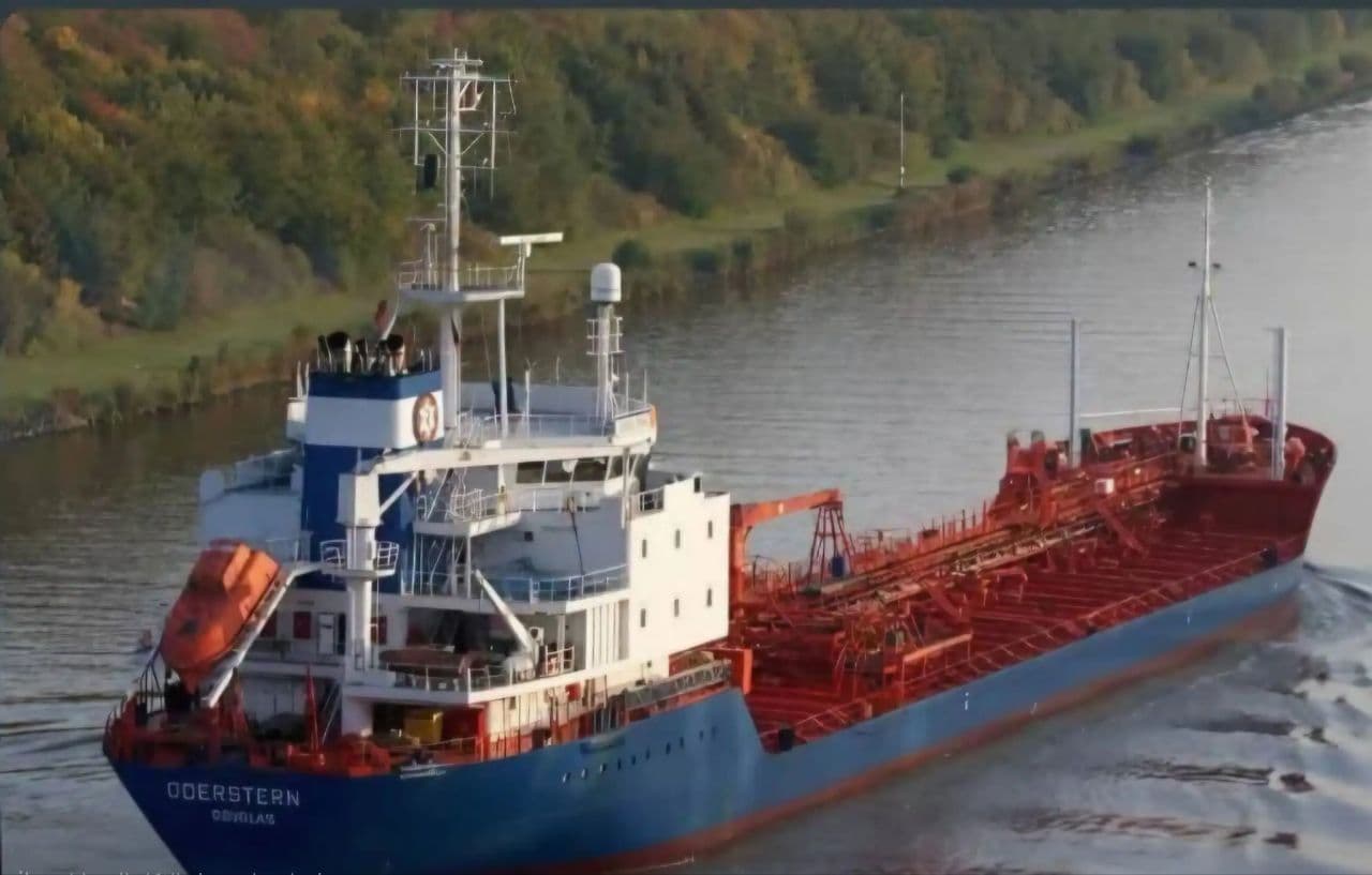 Somali pirates seize a tanker off Yemen coast with cargo on board