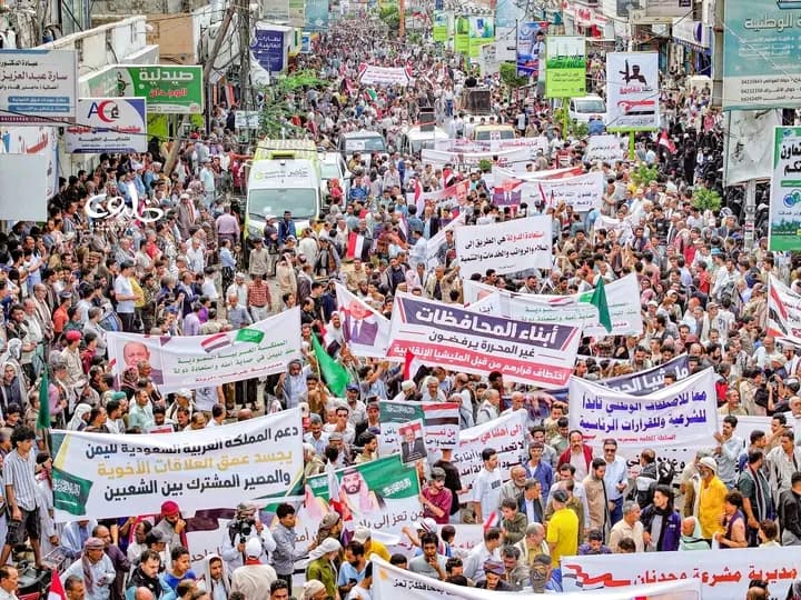 Taiz Protest Urges Military Action and Solidarity