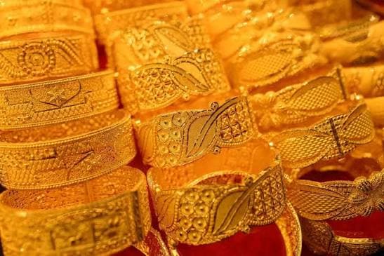 Gold gains amid dollar weakness and no rate hike