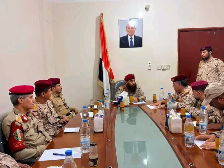 Hamdi Shukri Onsult with Taiz Leaders