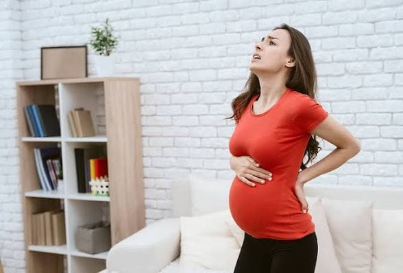 متى يكون التبول أثناء التبرز خطيرا
