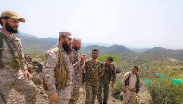 ميدانيون يتفقدون خطوط الجبهة في الضالع