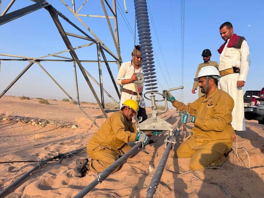 فرق الهندسة تصلح خطوط الكهرباء في مأرب وتعيد التيار
