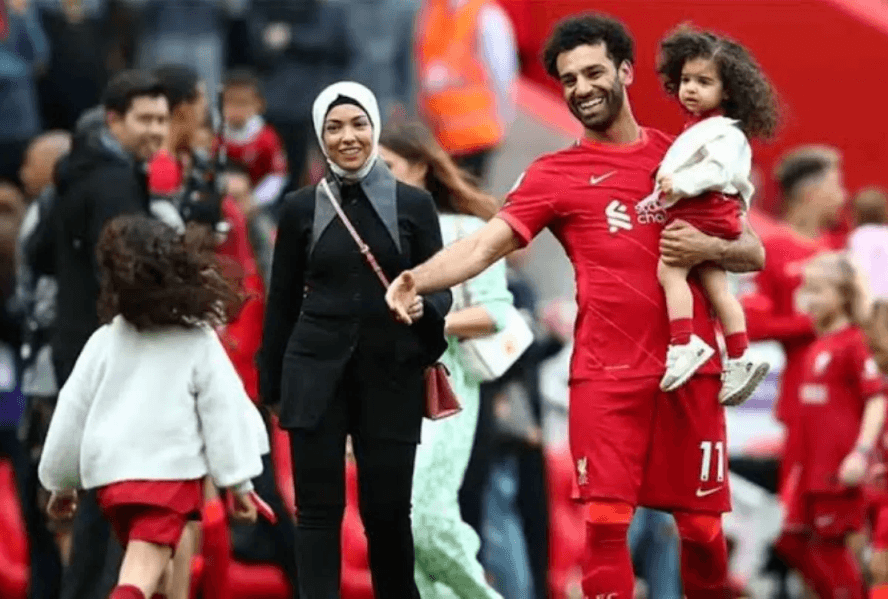 محمد صلاح يرزق بولده الأول ويكشف اسمه