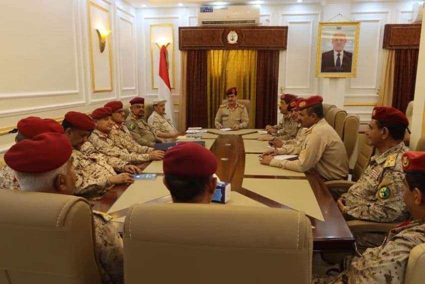 وزير الدفاع يوجه برفع الجاهزية لمواجهة الحوثي