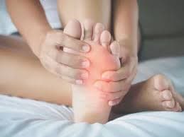 Doctor explains when swollen feet are cause for concern