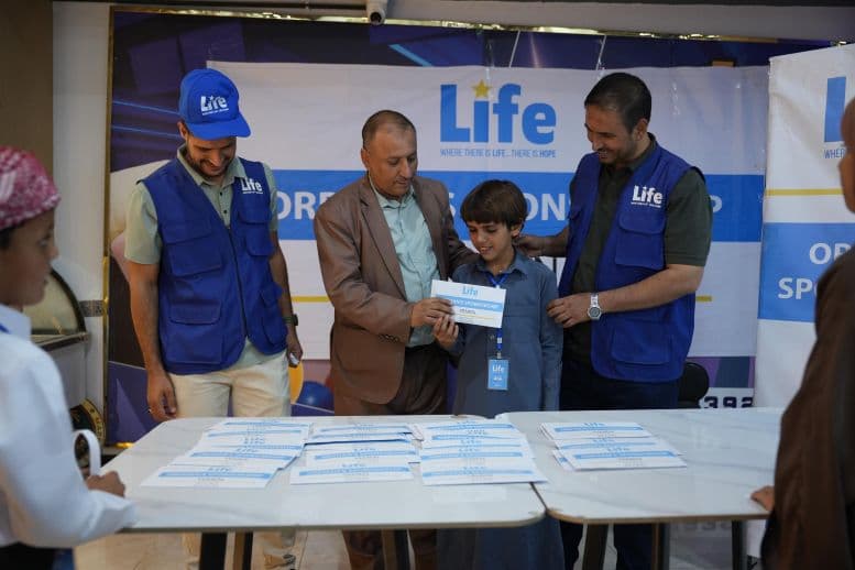 مساعدات نقدية لليمنيين الأيتام