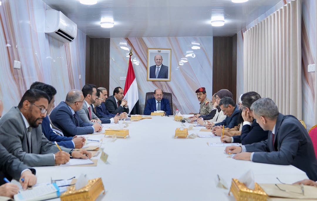 اليمن يحذر من تهديد الحوثيين للمسارات الجوية