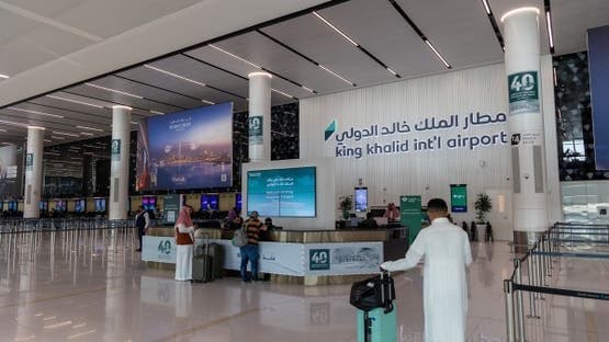 مقتل 3 وتضرر طائرة في هجمات الحوثيين على مطار الرياض