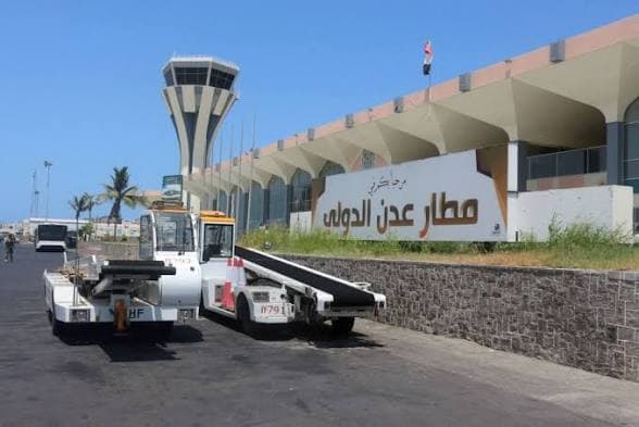هجوم حوثي على مطار عدن قبل رحلة إلى القاهرة