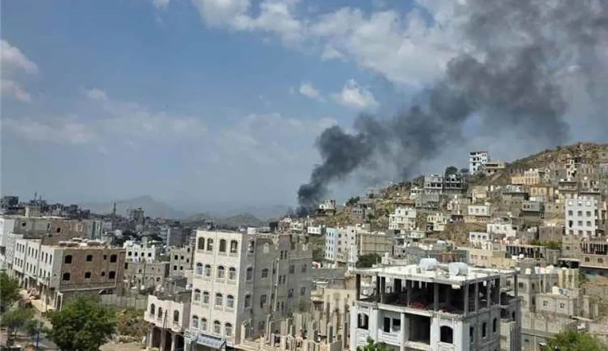 حريق كبير في مصنع أسفنج بعد استهداف الحوثيين