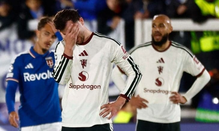 Como beats Manchester United with four goals