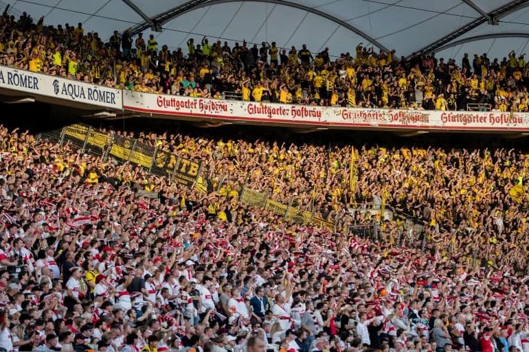 دورتموند يعيد حيويته للمدرجات ويشجع المشجعين على ترك الهواتف