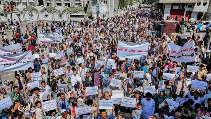 وقفة تعز تطالب بفك الحصار