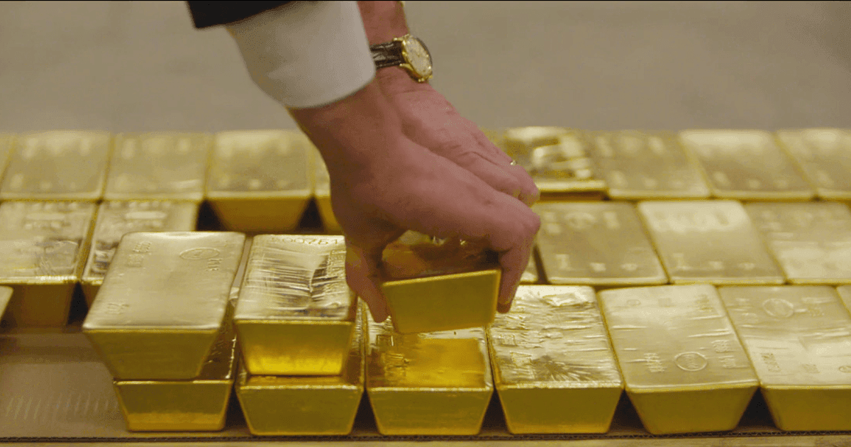 Gold dips as dollar rises