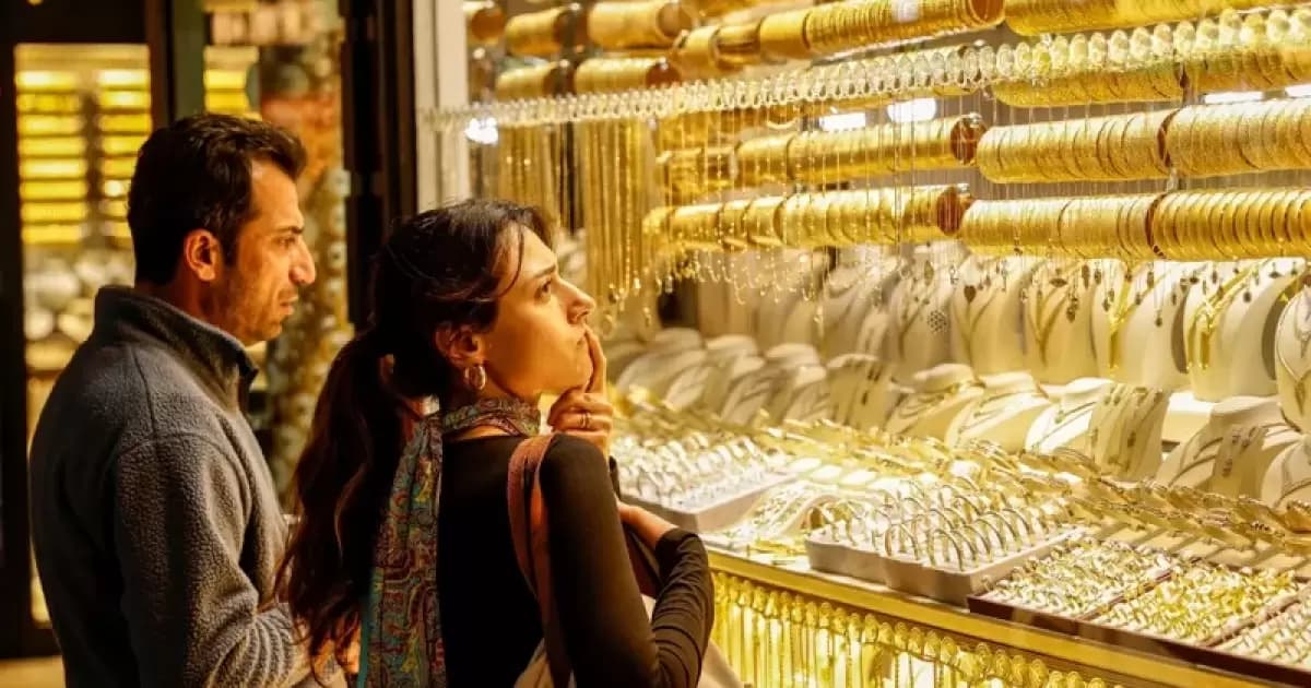 أسعار الذهب تنخفض 2% في الأسواق العالمية