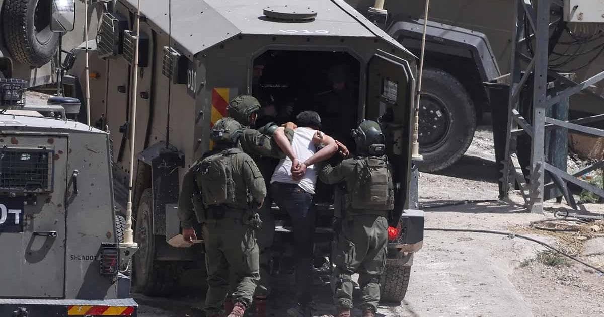 الاحتلال يعتقل 8 فلسطينيين ويحتجز العشرات في الضفة الغربية