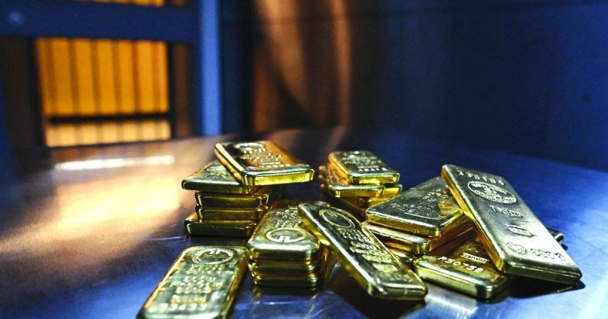 الذهب يهبط من ذروة أسبوعين مع ارتفاع الدولار