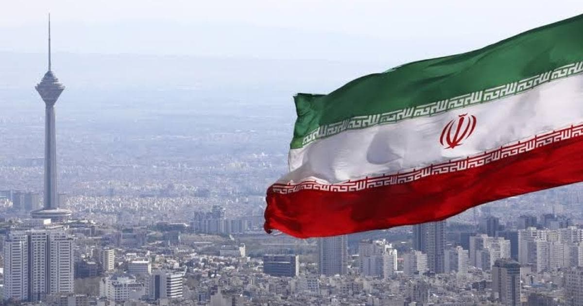 طهران تؤكد أن الهجمات الأمريكية لن تمر دون رد