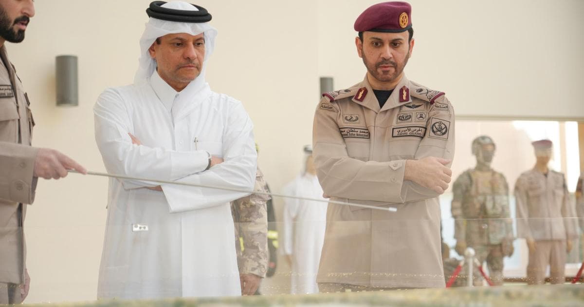 وزير الدفاع يزور معسكر الحرس الاميري