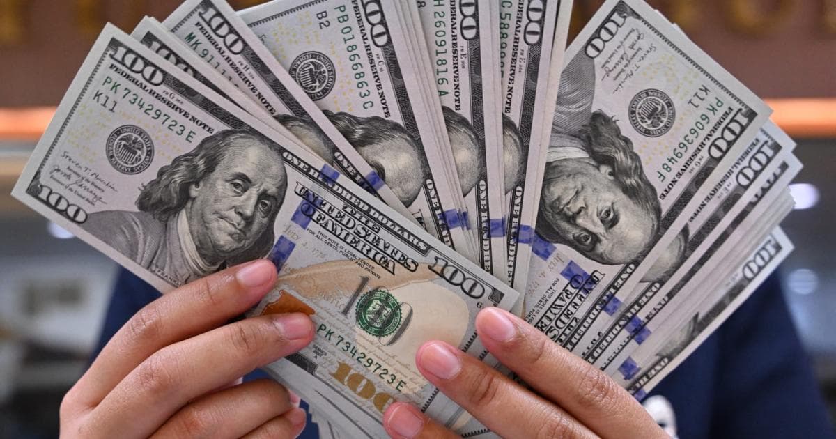 Dollar remains stable while yen nears 40-year low