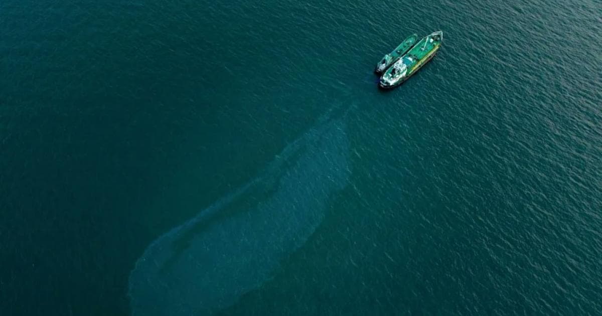 Oil spill from stranded tanker grows