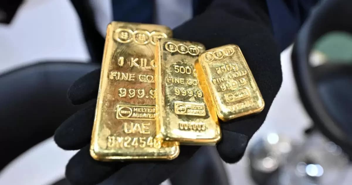 Gold prices increase slightly