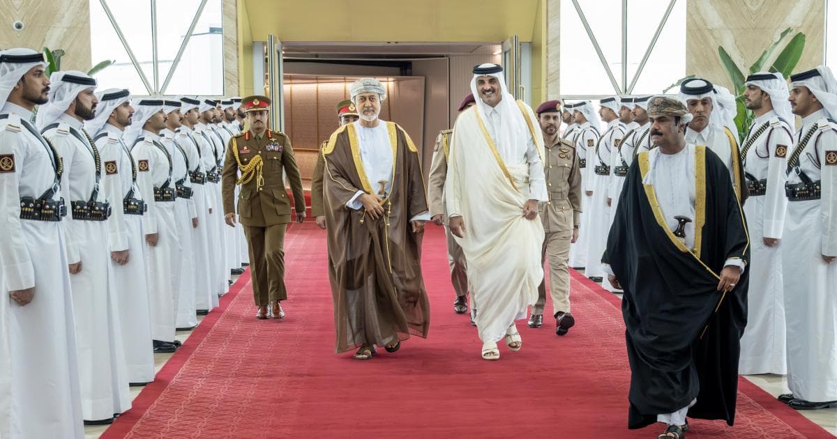 الأمير يرحب بسلطان عمان