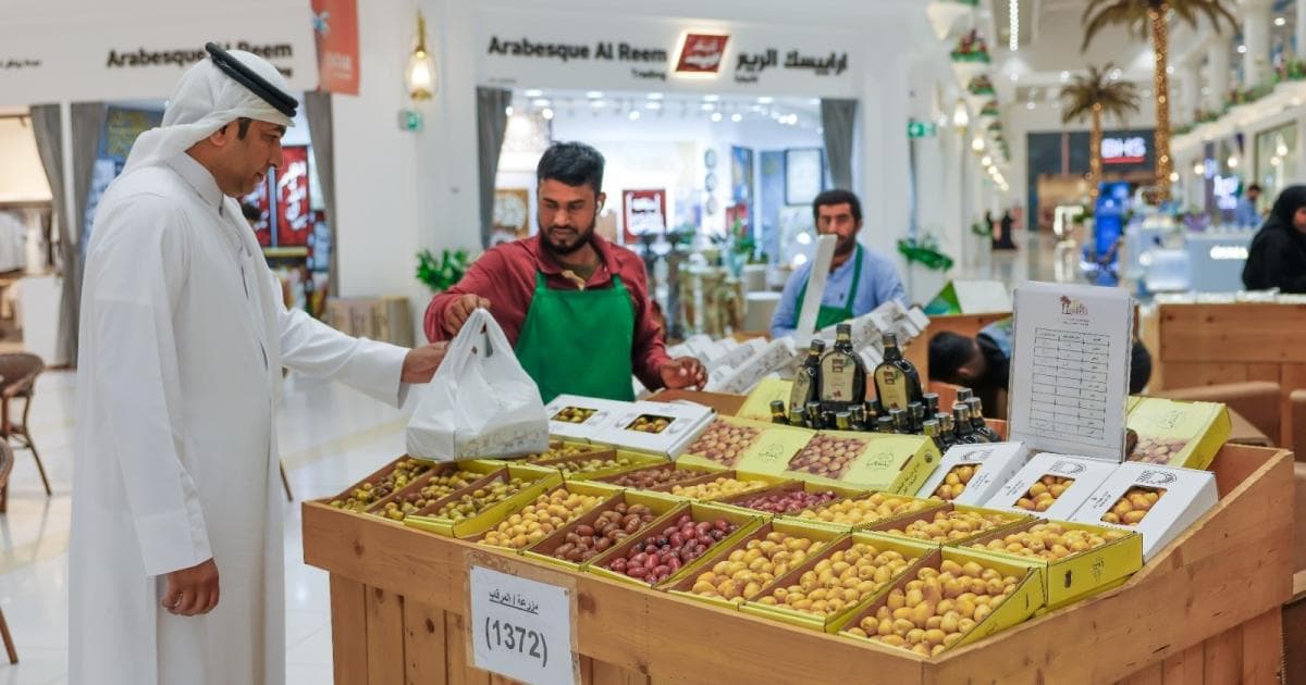مبيعات الرطب والفواكه تتجاوز 12 طنا