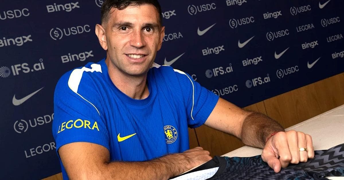 Chelsea completes signing of goalkeeper Martínez