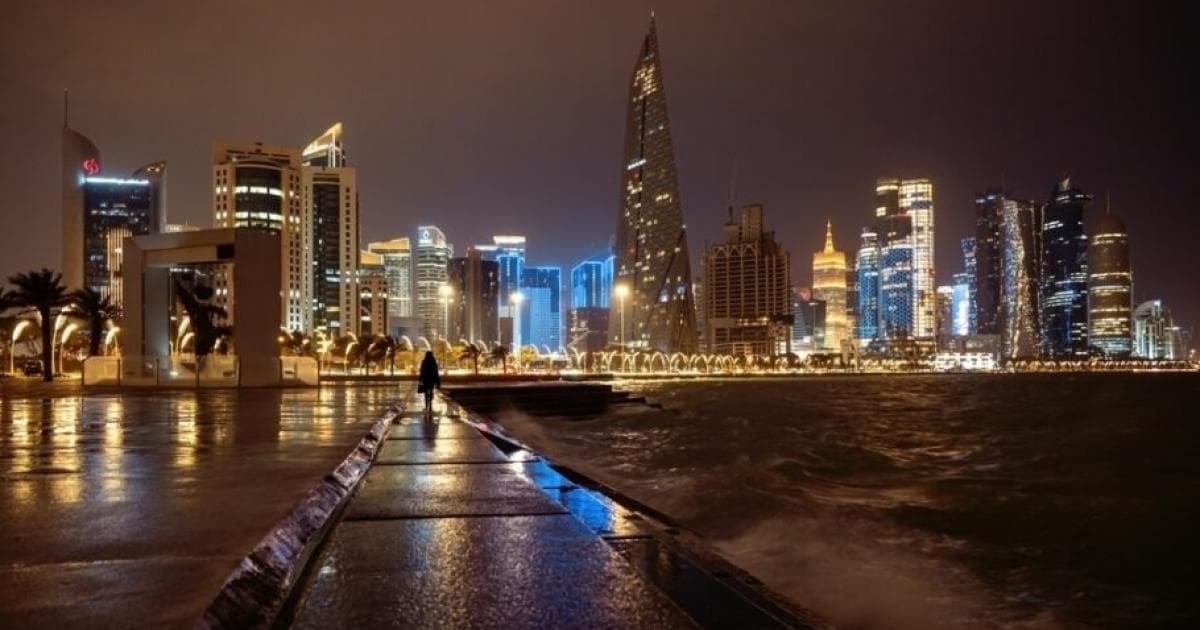 طقس رطب وغبار على البحر الليلة