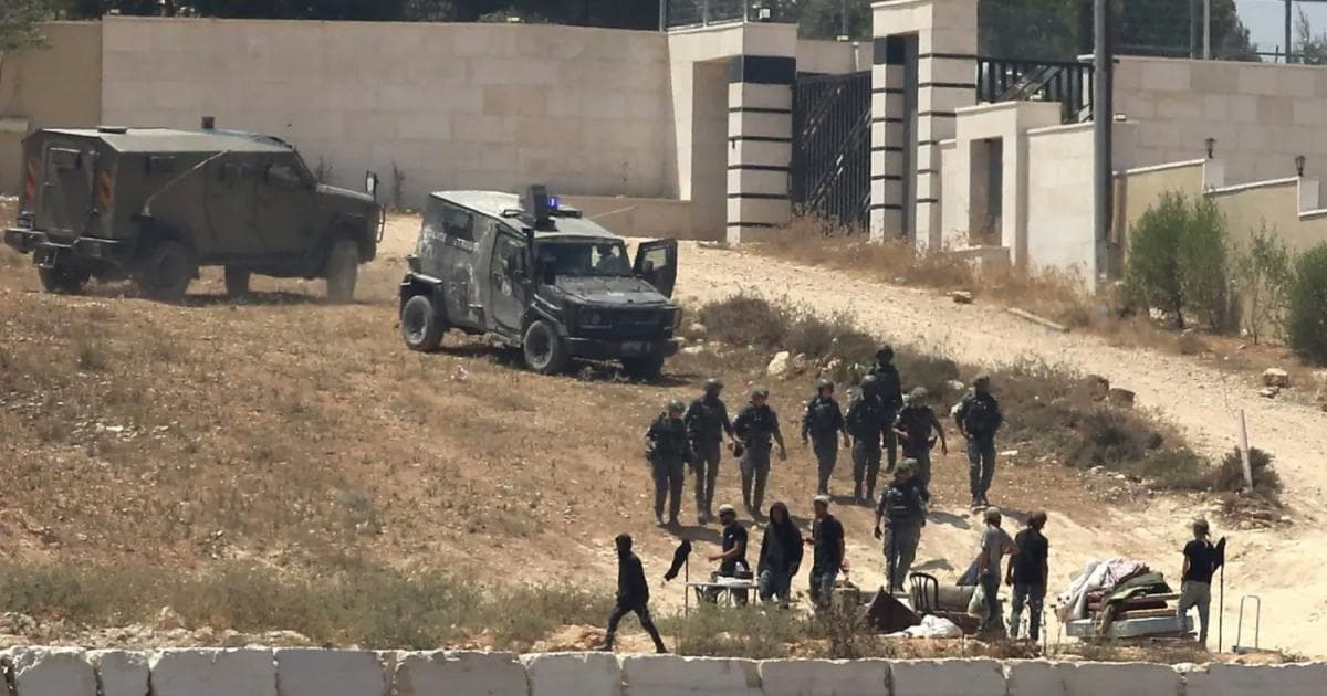 الضفة: مستوطنون يحاصرون منازل في قصرة لليوم الثالث عشر