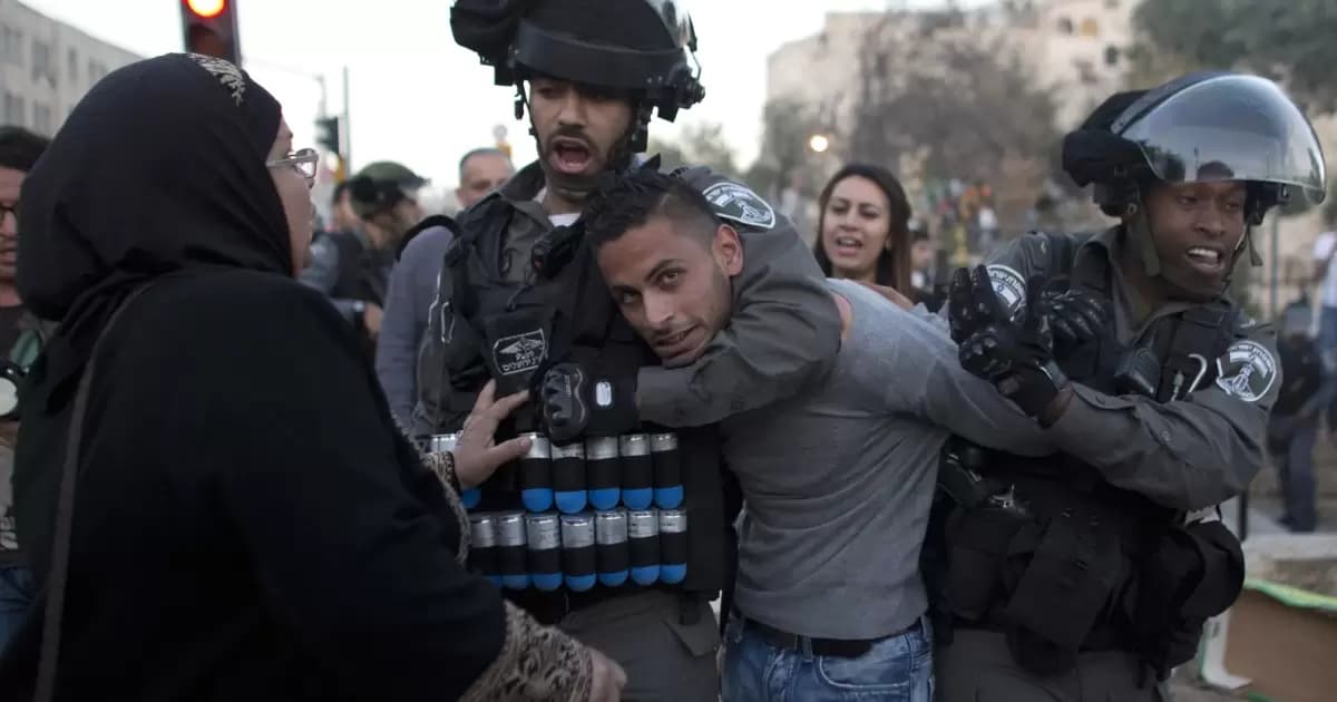 الاحتلال يعتقل العديد من الفلسطينيين من الضفة