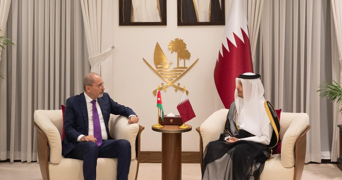 رئيس الوزراء يلتقي بوزير خارجية الأردن