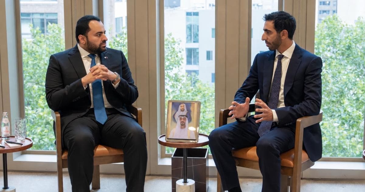 وزير الدولة يتباحث مع نظيره الإماراتي