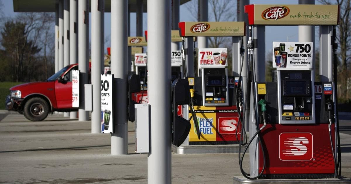 US gasoline prices exceed $4