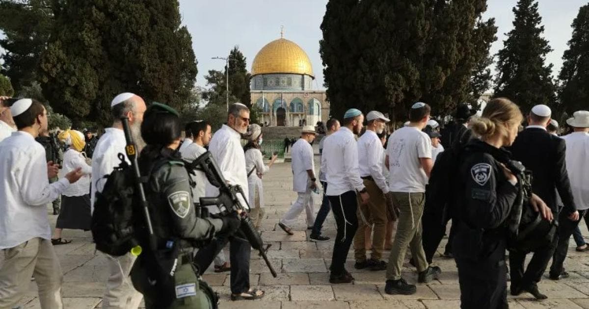 Settlers storm Al-Aqsa Mosque and attack