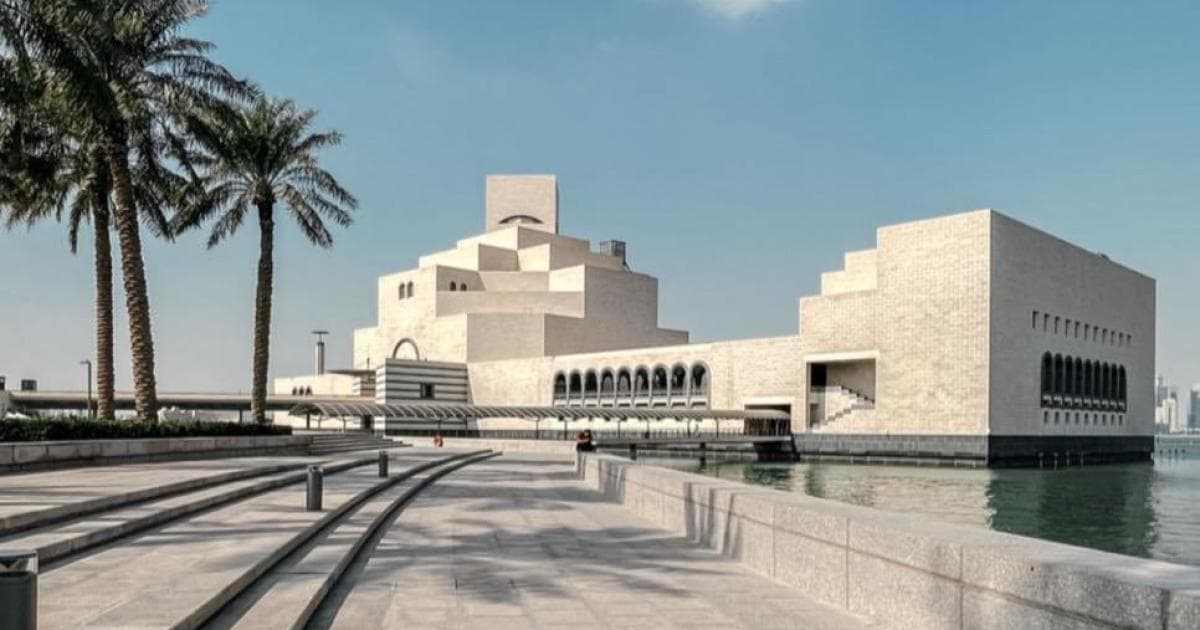 اليوم طقس حار مع غبار في البحر