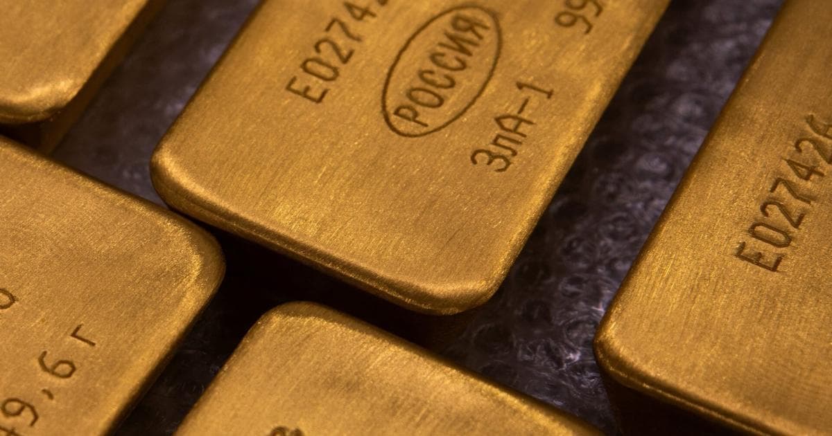 Gold falls as dollar strengthens and rates stay high