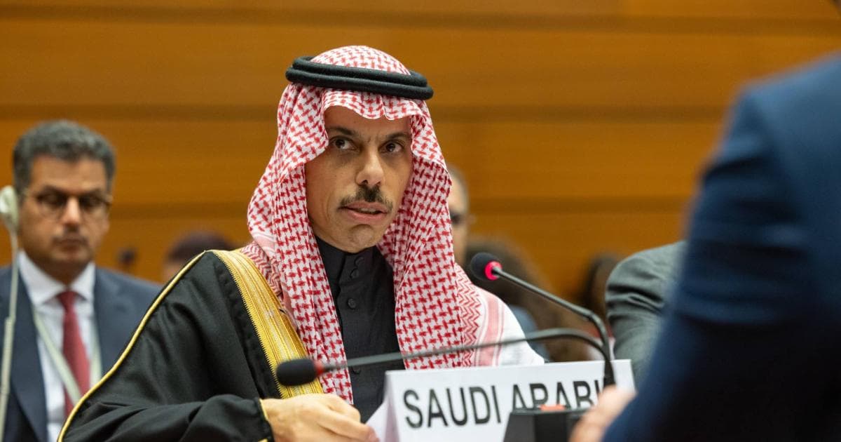 Saudi and Pakistan foreign ministers discuss regional issues