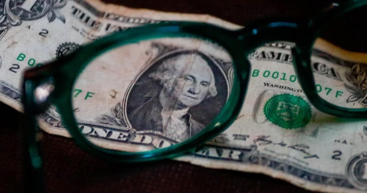 Dollar weakens despite rate hike forecasts
