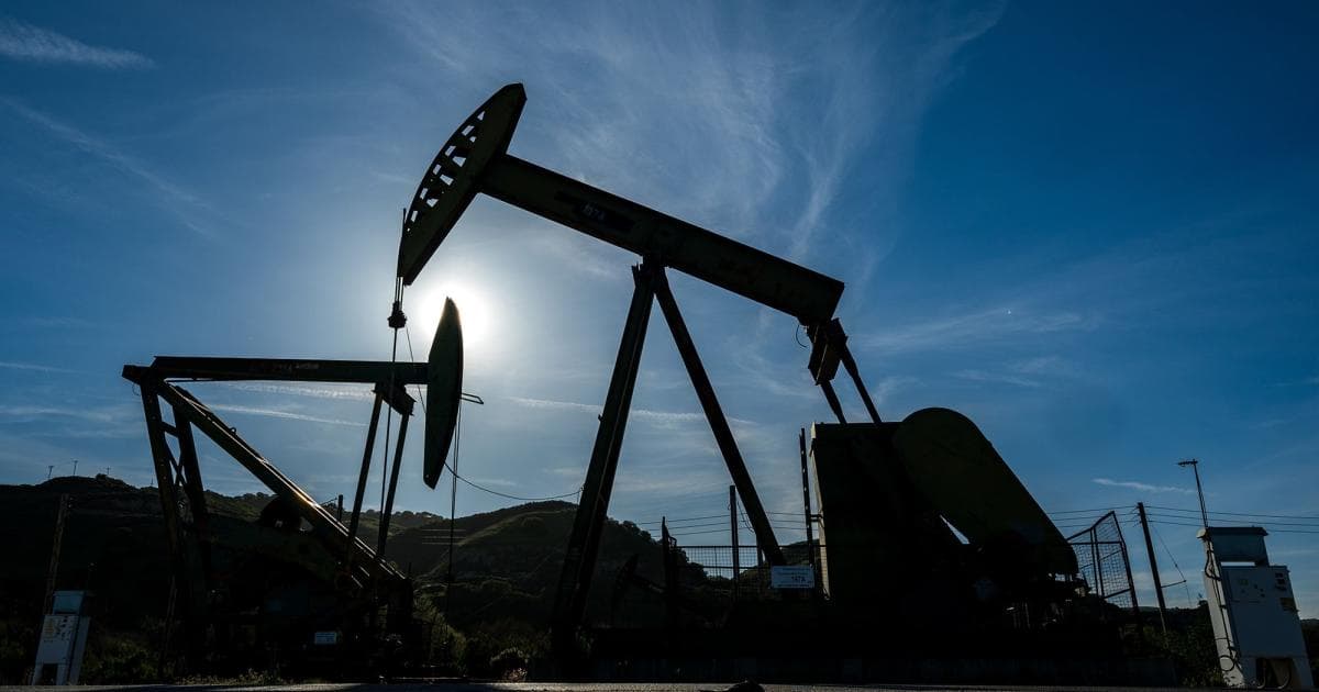 Oil falls on Russian fuel supply hopes