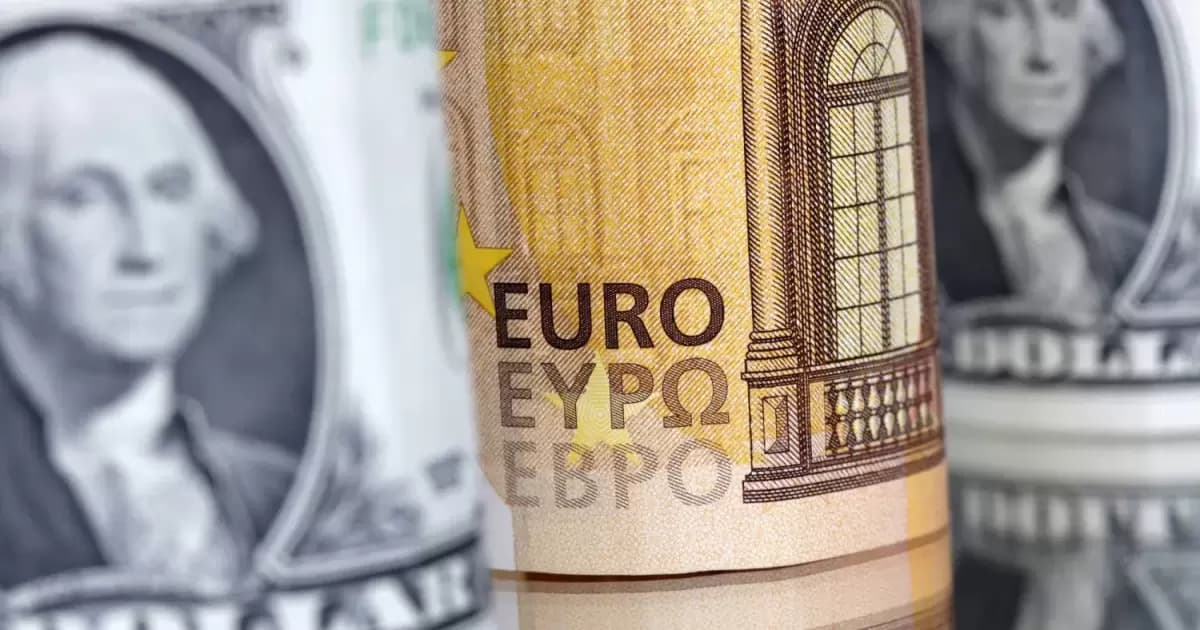 الدولار يقترب من أعلى مستوى منذ 17 شهورا