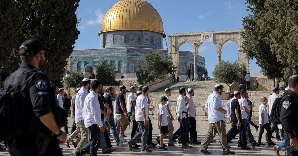 Settlers enter Al-Aqsa under military guard
