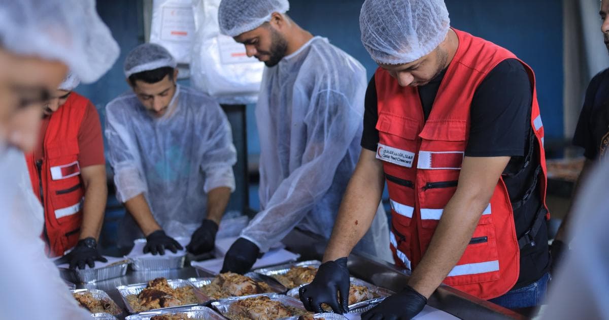 الهلال الأحمر القطري يوزع 88 ألف وجبة في غزة