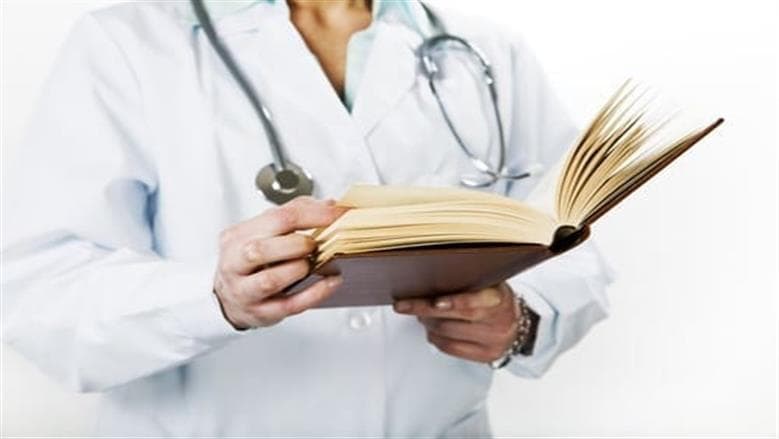 نقيب الأطباء يؤكد على حماية دورات الأطباء