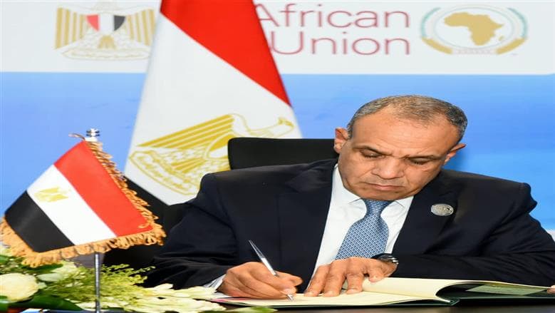 Foreign Minister Meets South African Counterpart at Business Forum