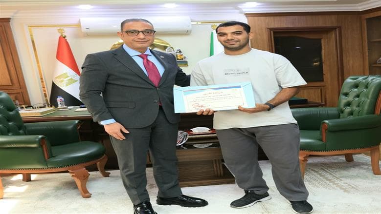 Giza Governor awards hero who saved child