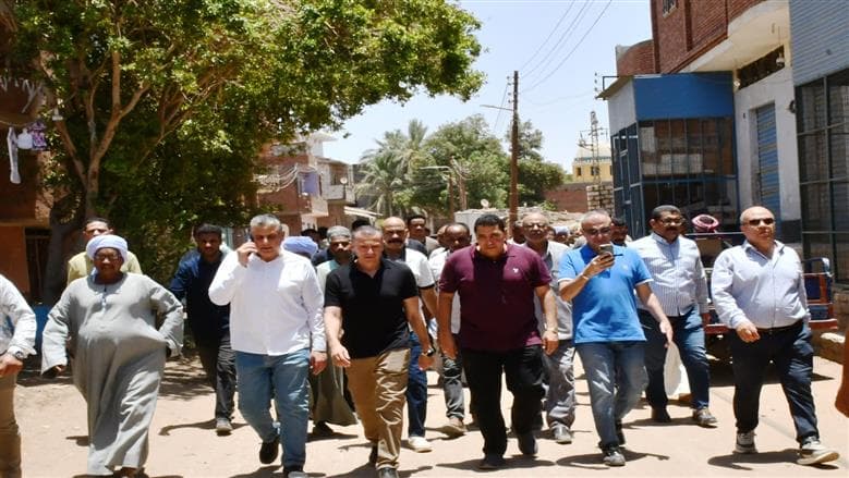 محافظ أسوان يوجه بإنشاء 4 مطبات صناعية وحل أزمات الكهرباء والري في قرية السلسلة