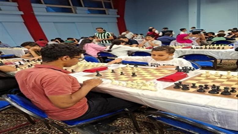 Heroes who beat electronic games with chess